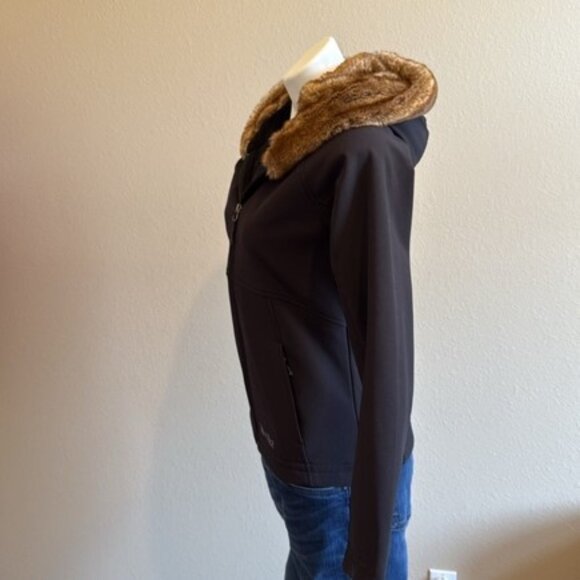 Marmot lightweight jacket with soft fur hood - Picture 5 of 8